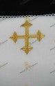 CROCE RICAMATA IN FILATO DORATO SULL'AMITTO IN LINO BIANCO