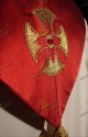 PARTICOLARE DEL RICAMO DELLA STOLA SACERDOTALE ROSSA
