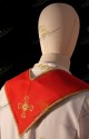CROCE RICAMATA AL COLLO DELLA STOLA PASTORALE ROSSA