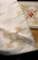 LA CROCE RICAMATA AL COLLO DELLA STOLA SACERDOTALE BIANCA