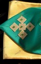 LA CROCE AL COLLO DELLA STOLA SACERDOTALE VERDE