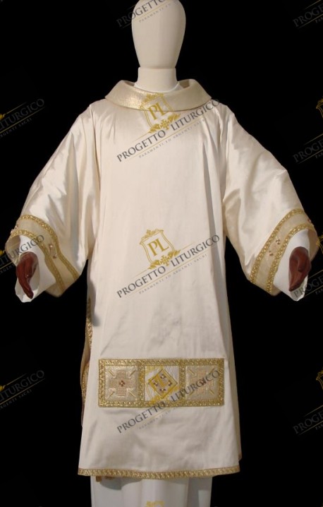 LA DALMATICA BIANCA: PARTICOLARE DELLA STOLA DIACONALE