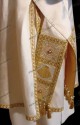 LA DALMATICA BIANCA: PARTICOLARE DELLA STOLA DIACONALE
