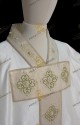 Casula bianca gotica ed il particolare del Tau