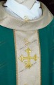 CASULA VERDE CON CROCE RICAMATA IN FILATO DORATO 