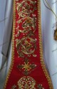 PARTICOLARE DEL RICCO RICAMO FLOREALE DELLA STOLA PASTORALE ROSSA