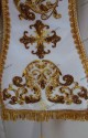 PARTICOLARE DEL RICCO RICAMO CHE IMPREZIOSISCE LA STOLA PASTORALE BIANCA